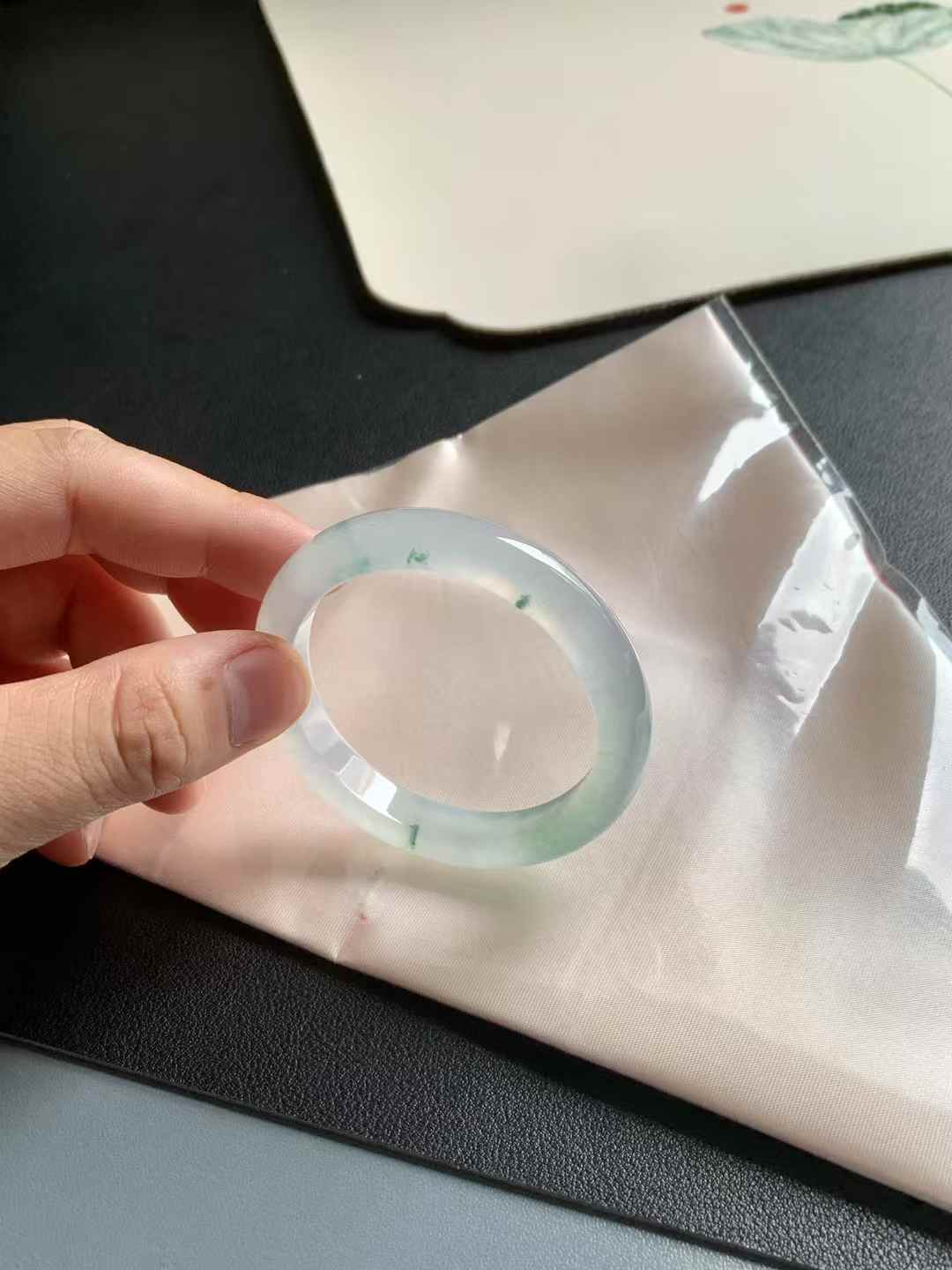 冰底飘花正圈翡翠手镯