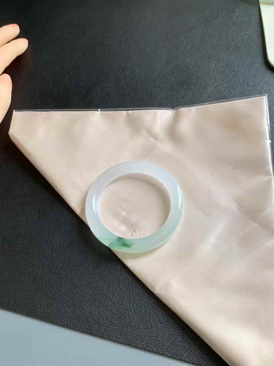 冰胶飘花圆条翡翠手镯