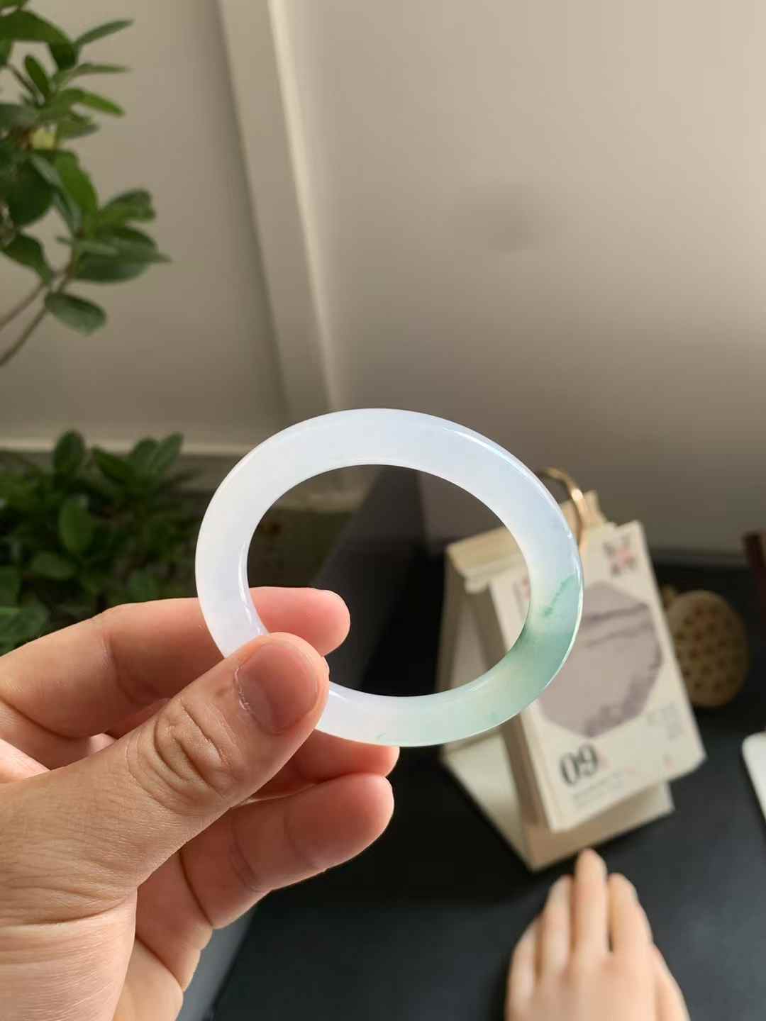 冰胶飘花圆条翡翠手镯