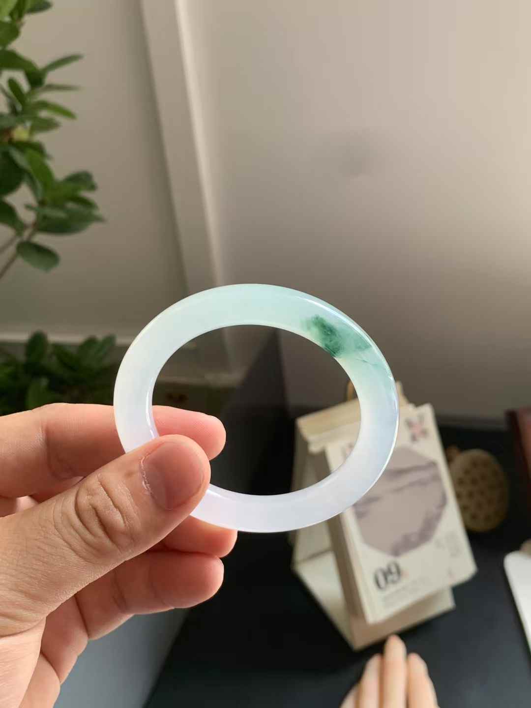 冰胶飘花圆条翡翠手镯