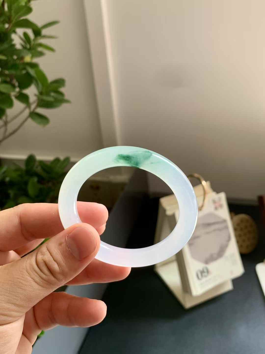 冰胶飘花圆条翡翠手镯