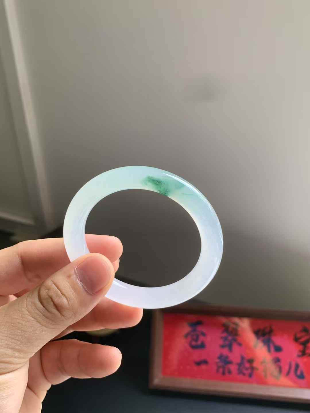 冰胶飘花圆条翡翠手镯