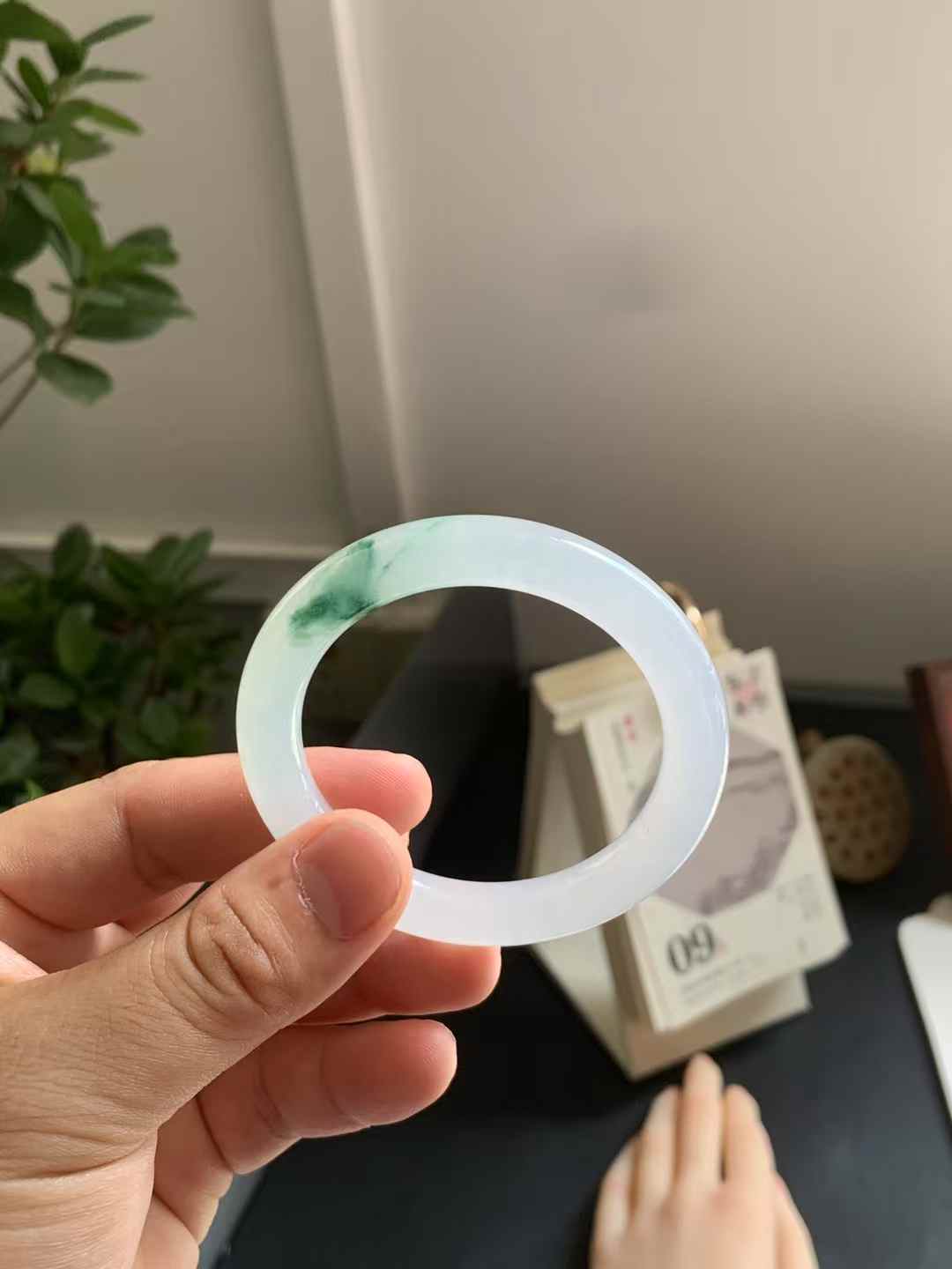 冰胶飘花圆条翡翠手镯