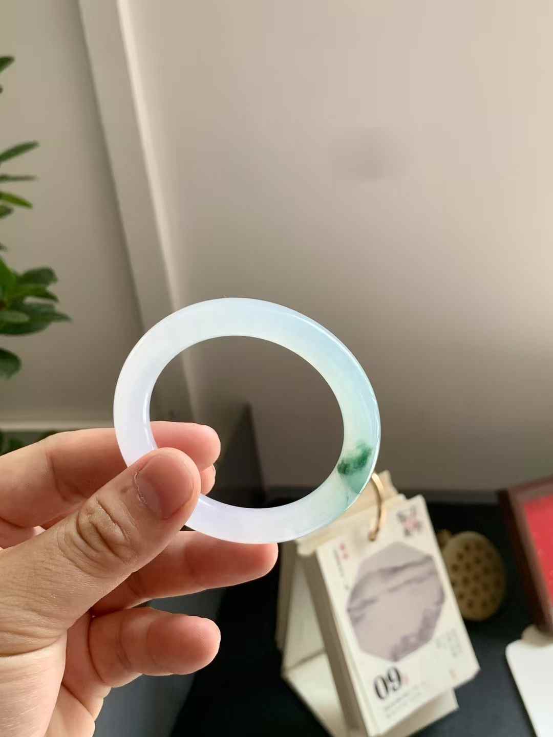 冰胶飘花圆条翡翠手镯