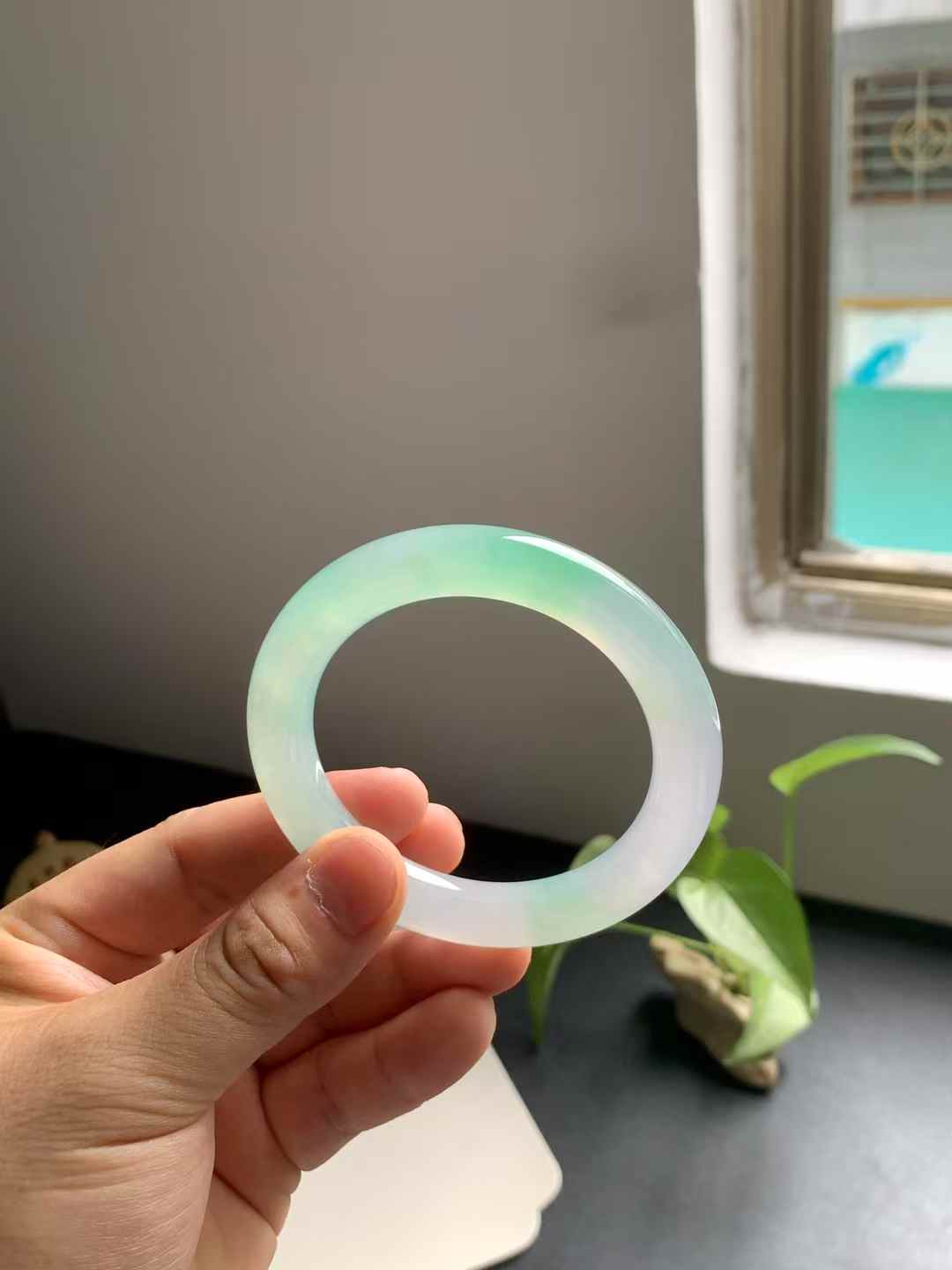 冰绿圆条翡翠手镯
