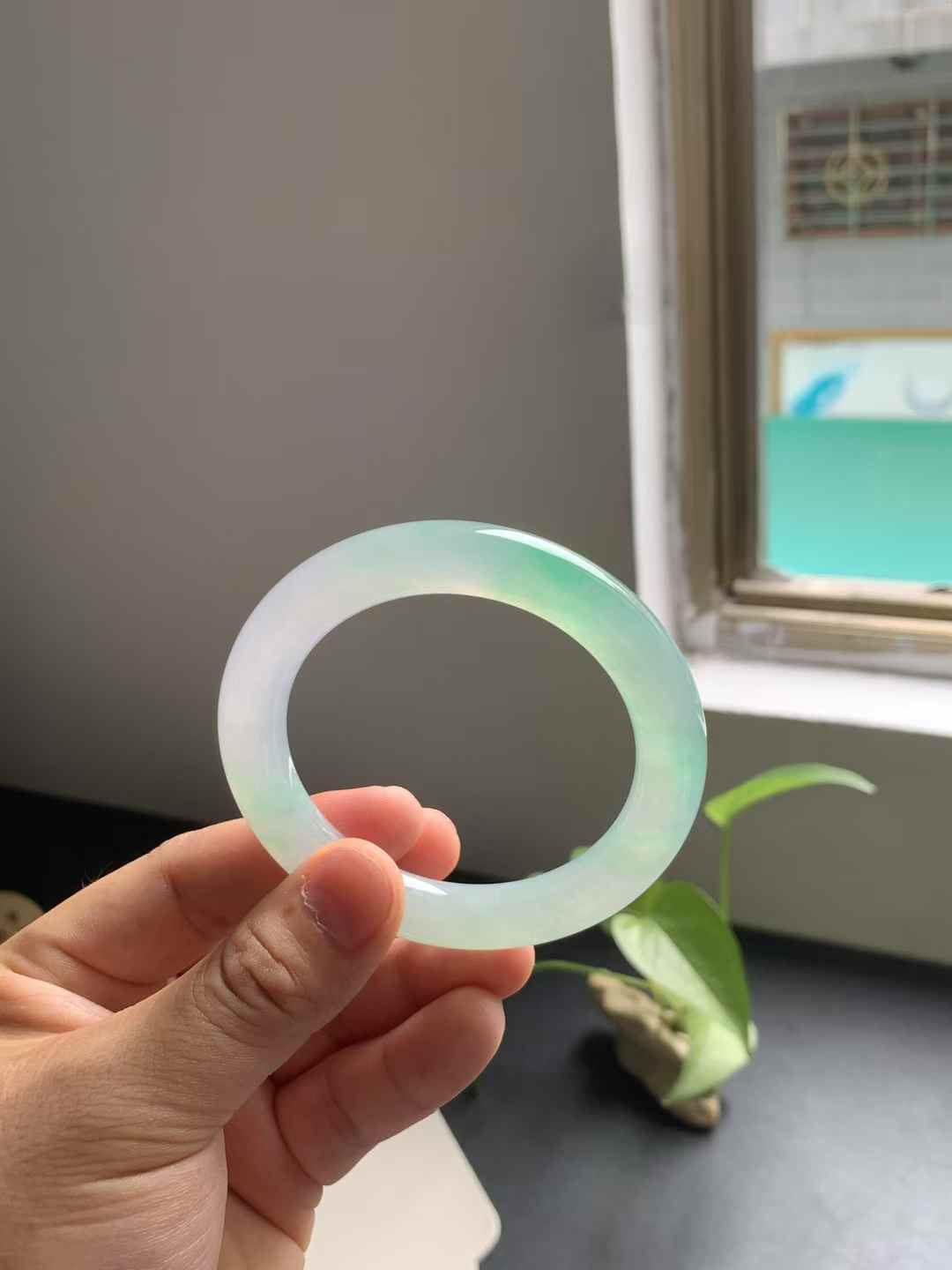 冰绿圆条翡翠手镯