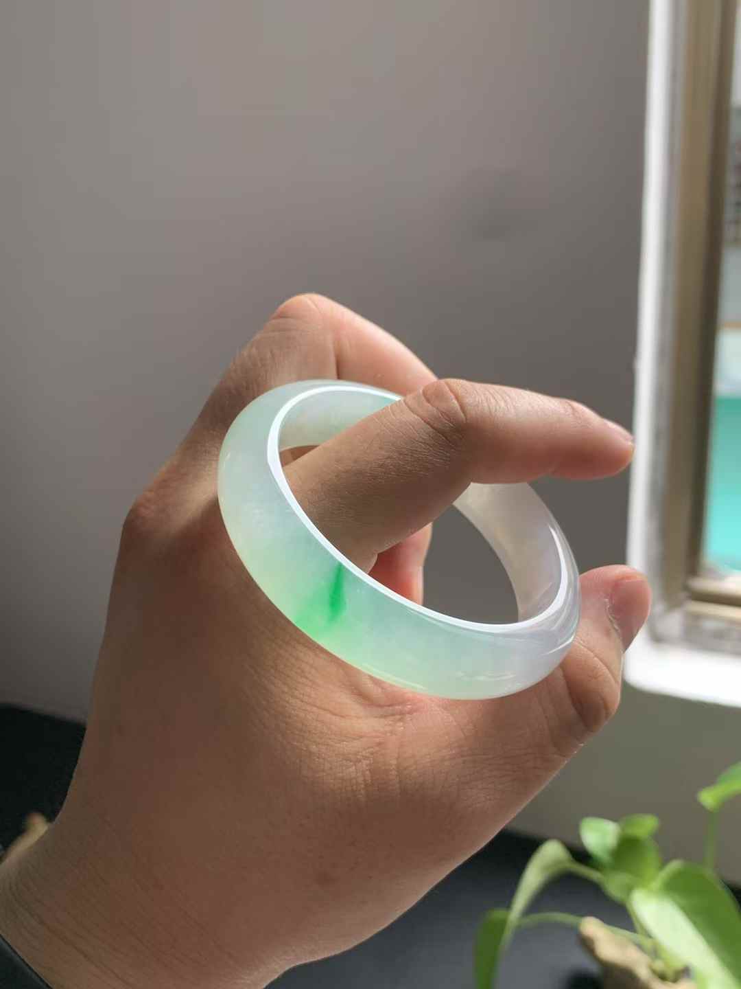 冰胶金丝阳绿正圈翡翠手镯