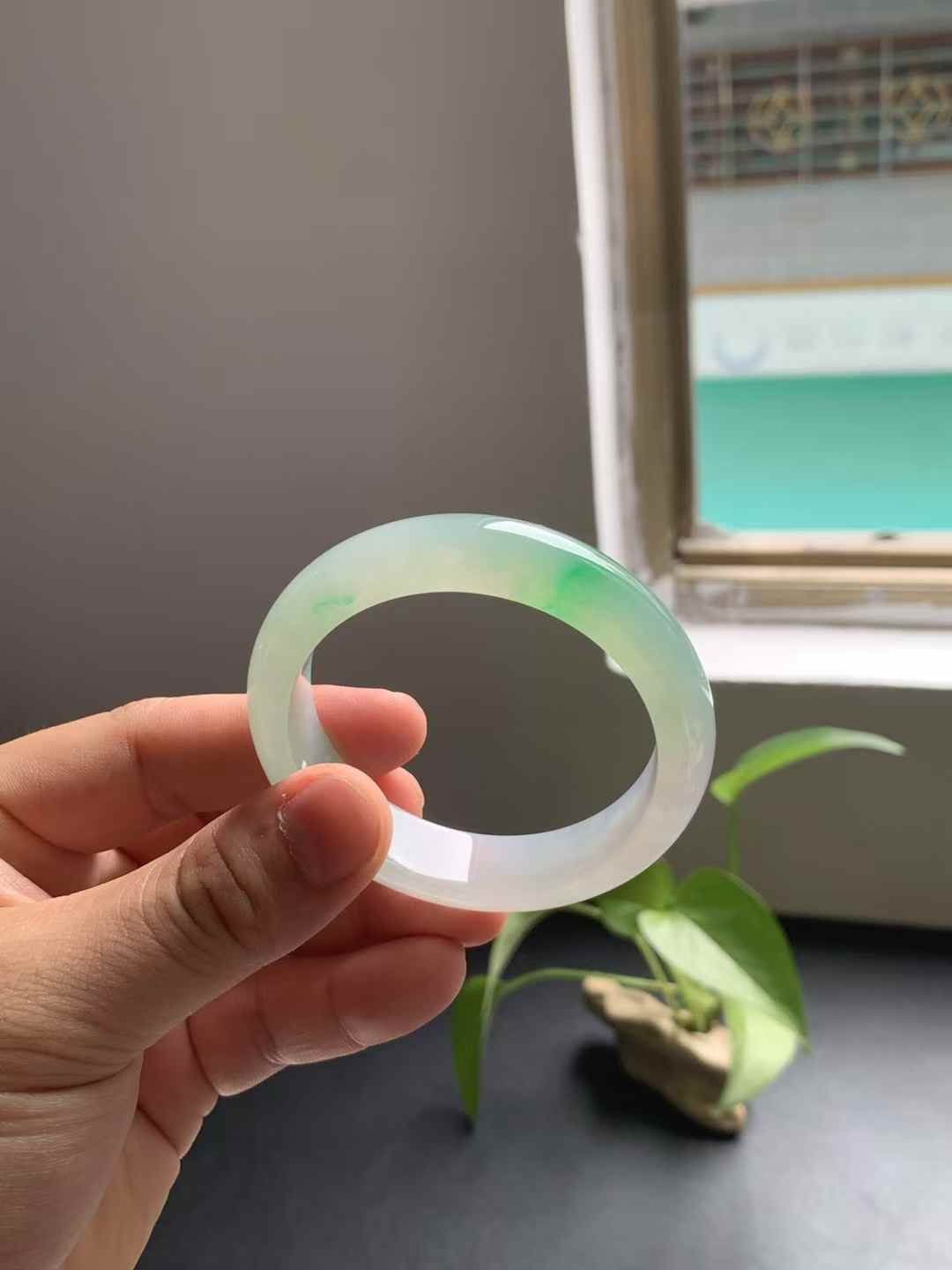 冰胶金丝阳绿正圈翡翠手镯