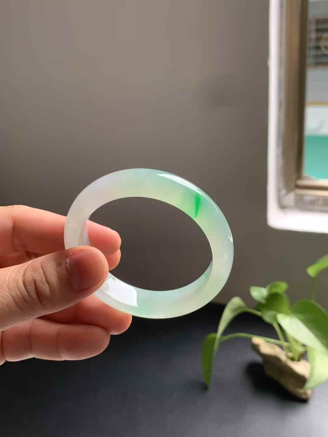 冰胶金丝阳绿正圈翡翠手镯
