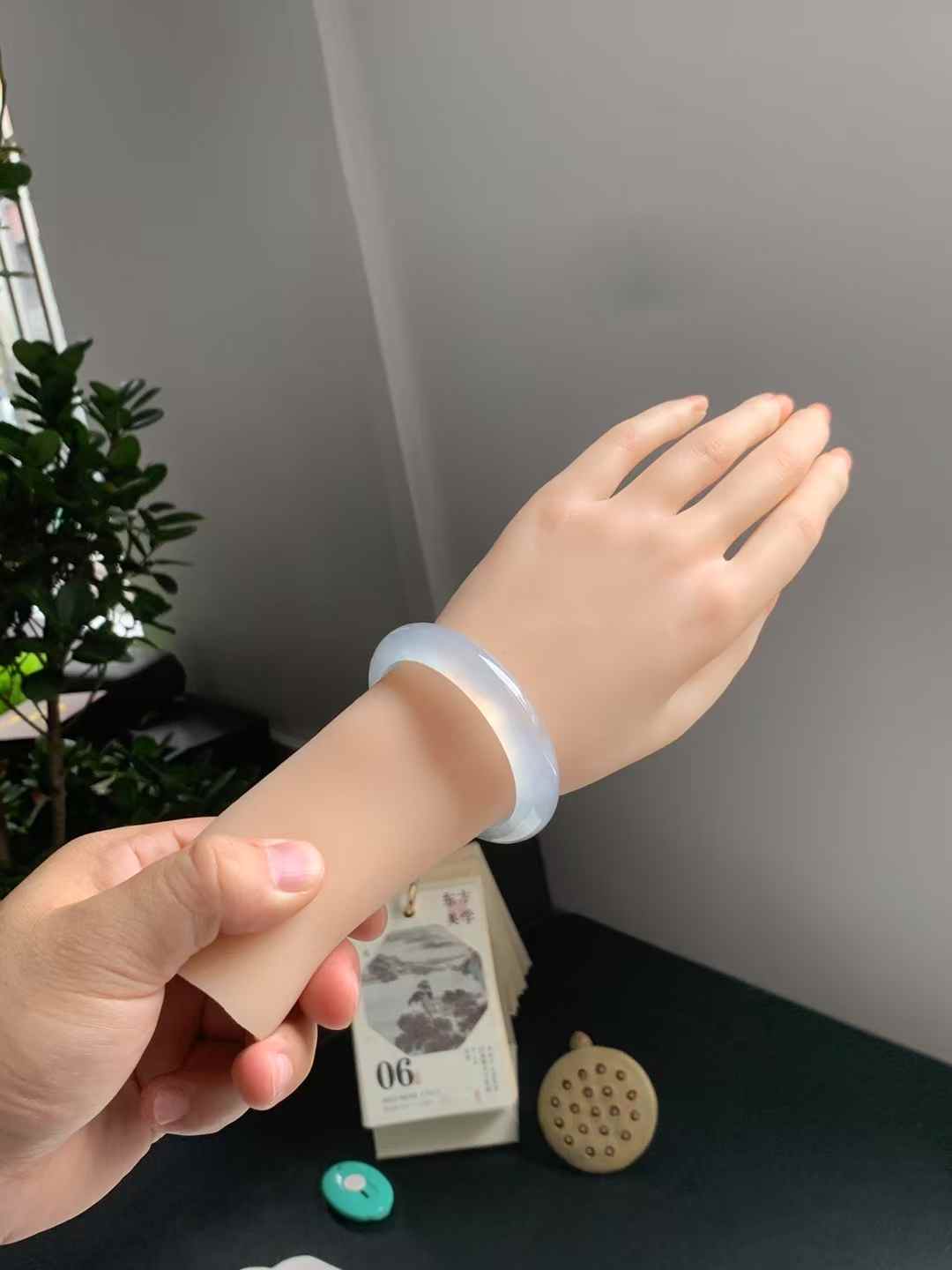 高冰底飘花正圈翡翠手镯