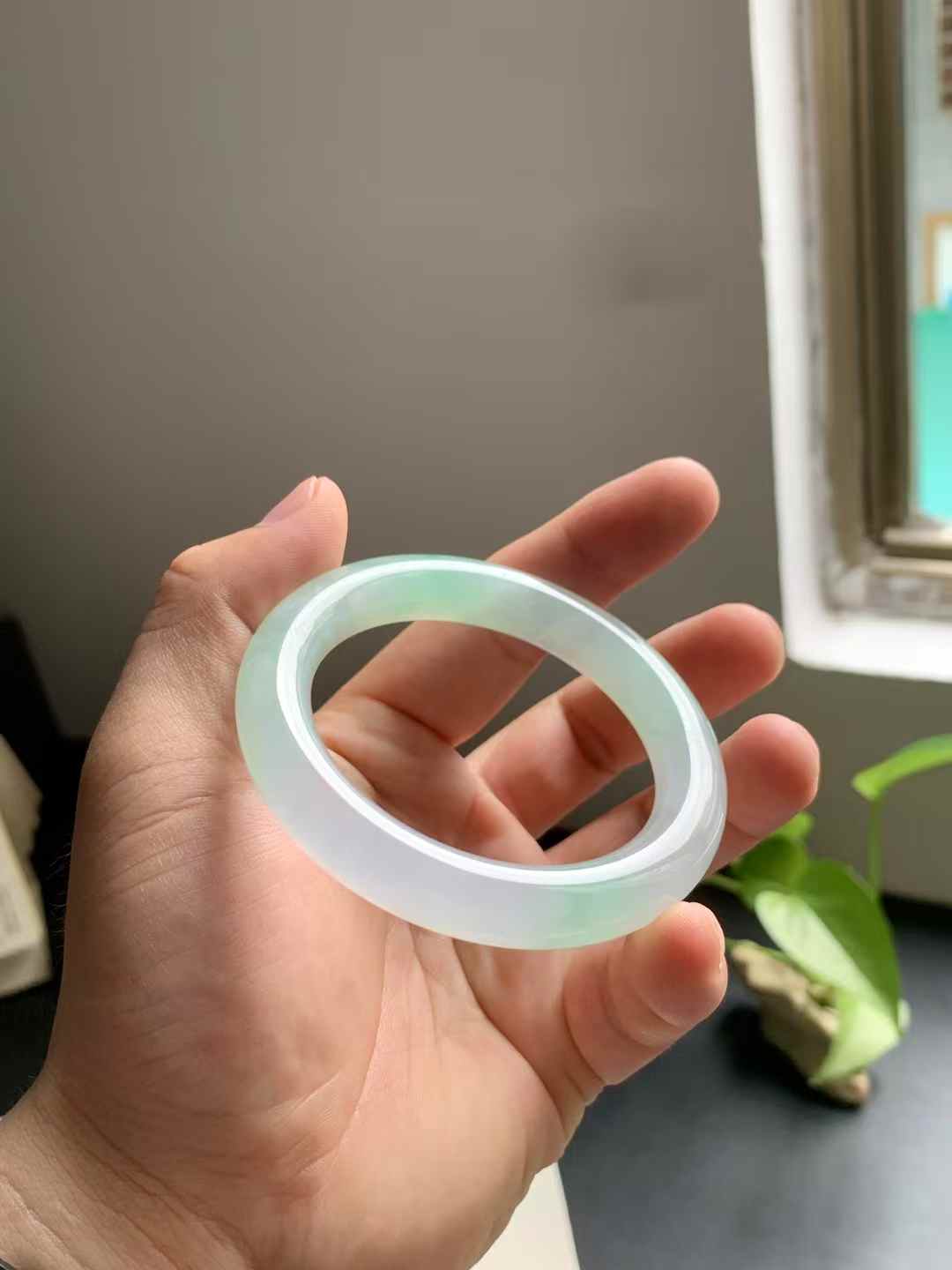 冰胶甜绿圆条翡翠手镯