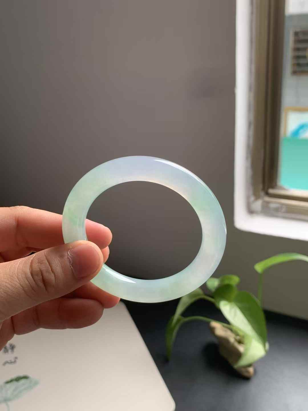 冰胶甜绿圆条翡翠手镯