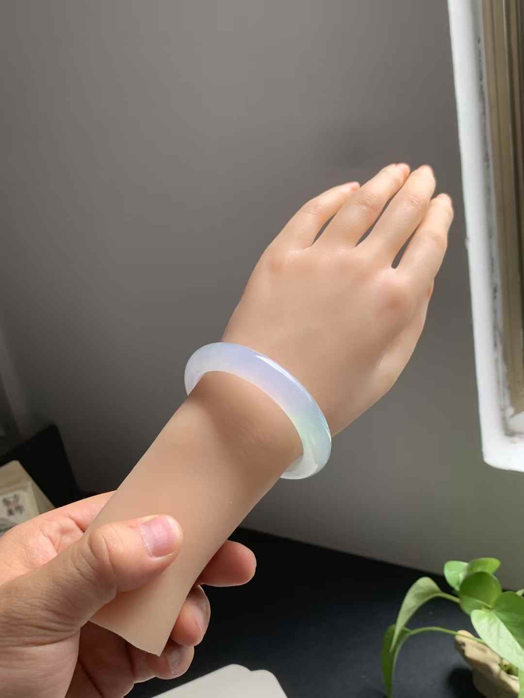 冰种春彩正圈翡翠手镯