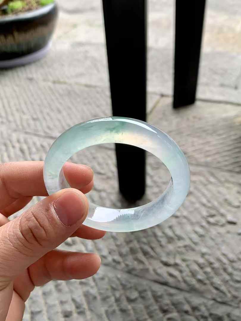 玻璃底飘花正圈翡翠手镯