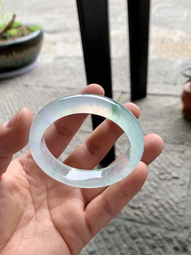 玻璃底飘花正圈翡翠手镯