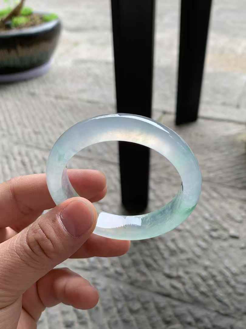 玻璃底飘花正圈翡翠手镯