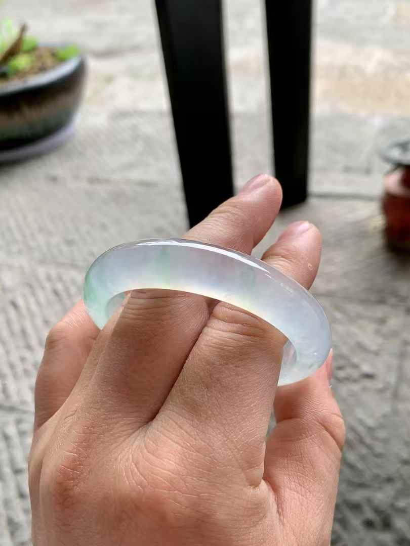 玻璃底飘花正圈翡翠手镯