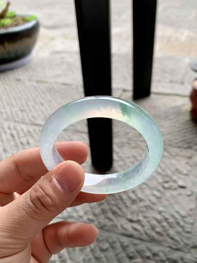 玻璃底飘花正圈翡翠手镯