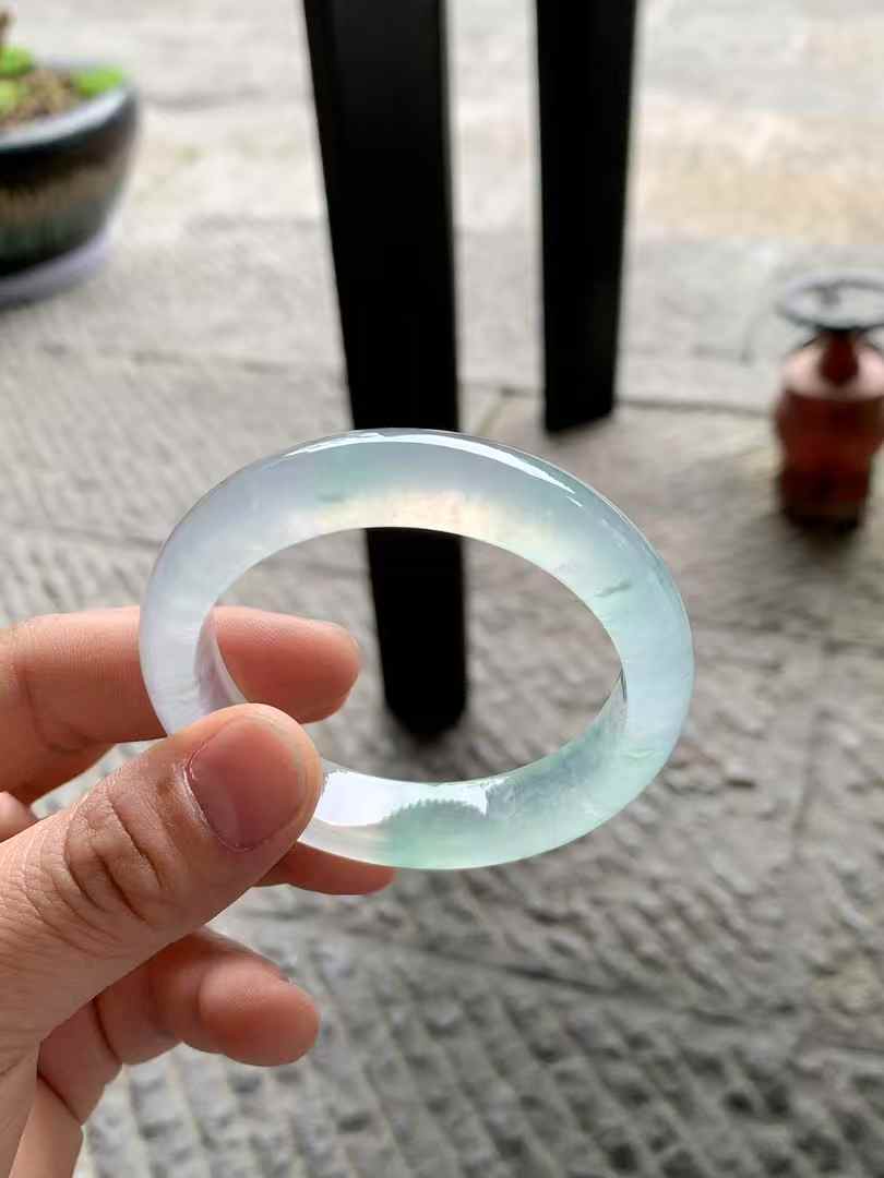 玻璃底飘花正圈翡翠手镯