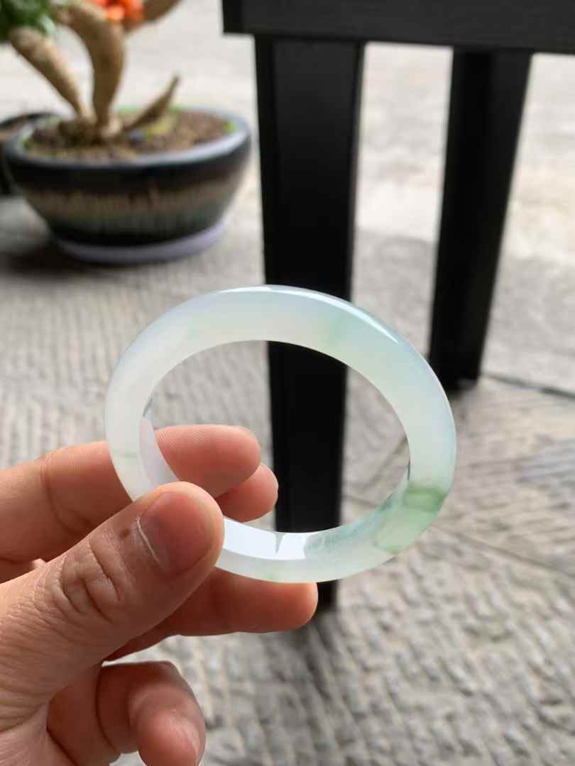 冰胶飘花正圈翡翠手镯