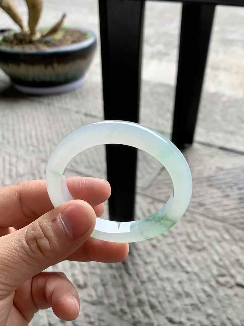 冰胶飘花正圈翡翠手镯