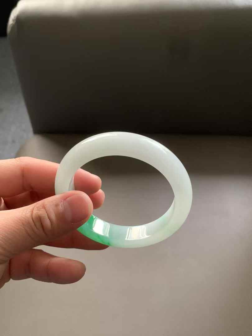 白底青阳绿翡翠手镯