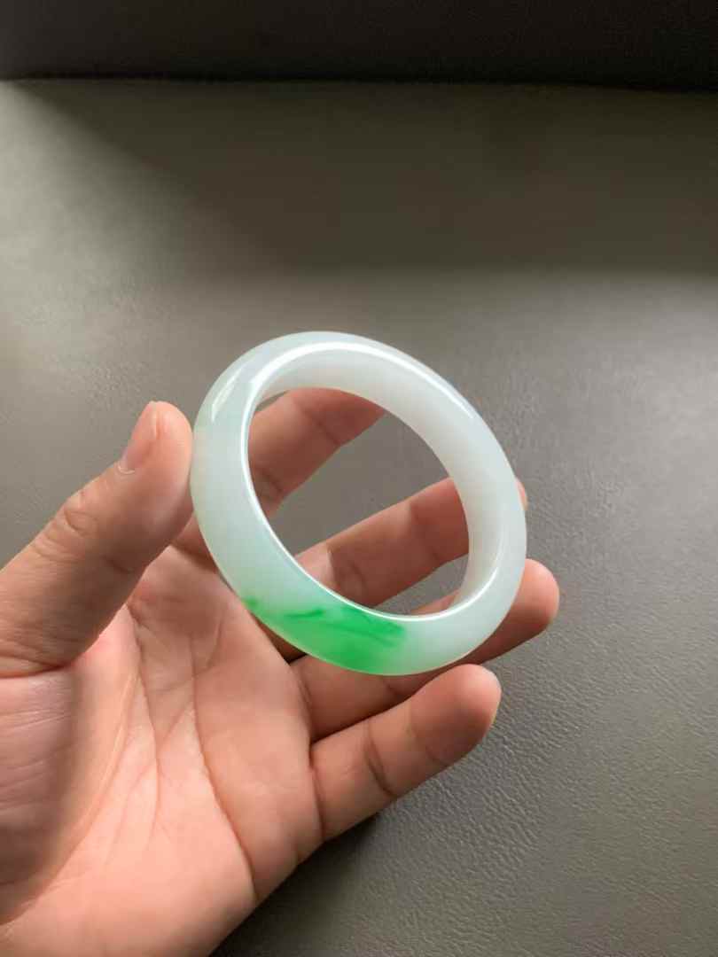 白底青阳绿翡翠手镯