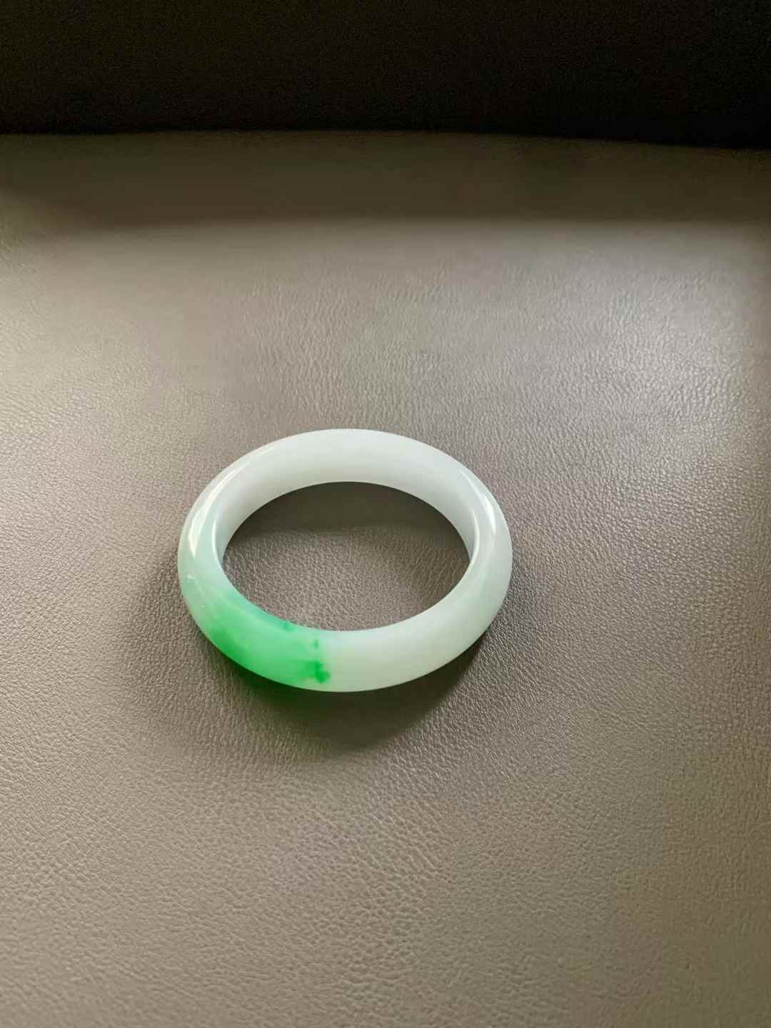 白底青阳绿翡翠手镯