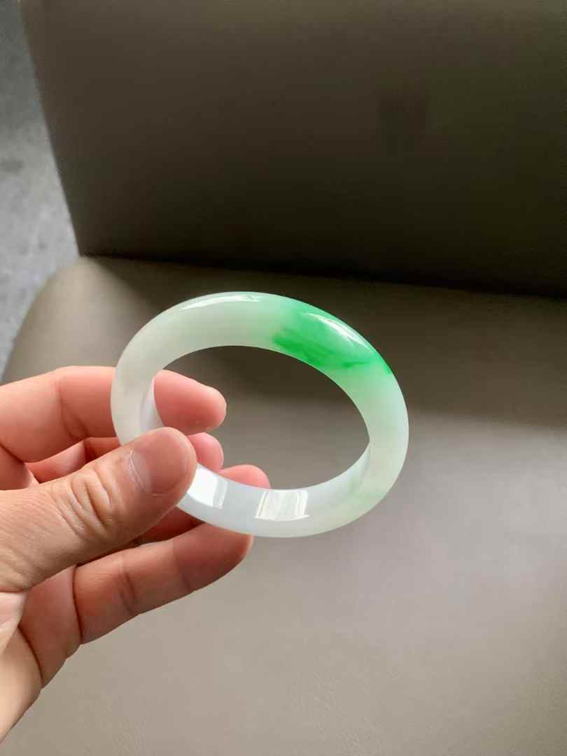 白底青阳绿翡翠手镯