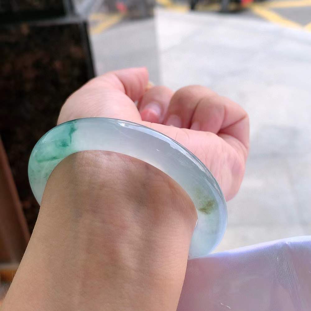 圆条冰玻飘花翡翠手镯