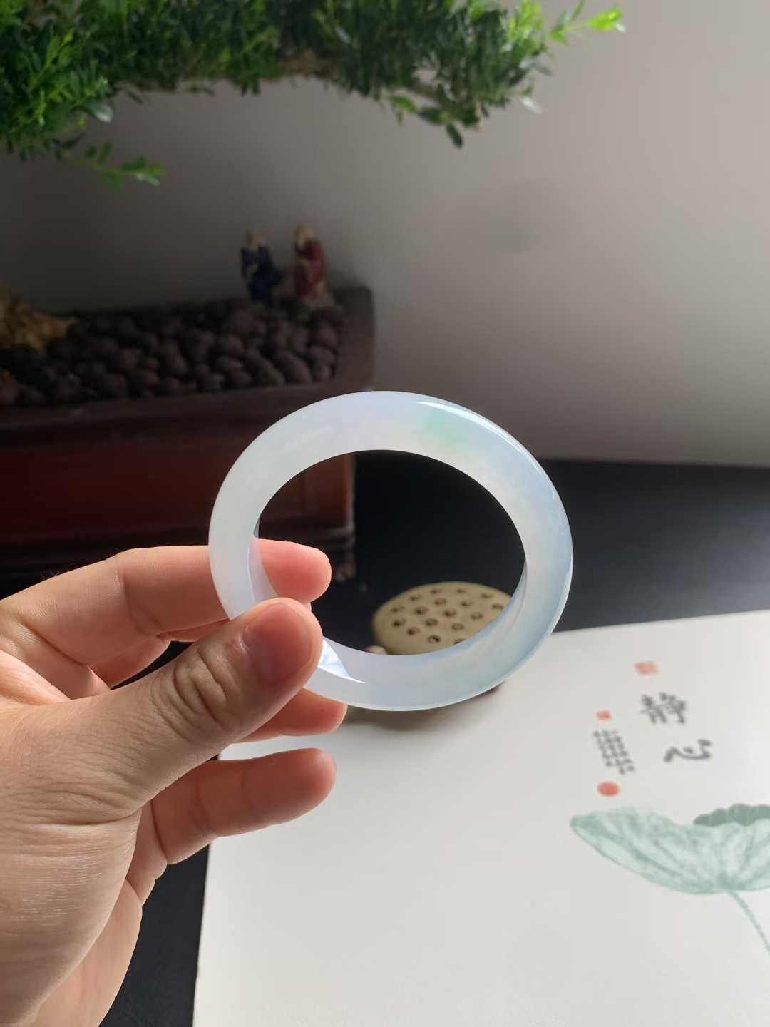 冰胶带色正圈翡翠手镯