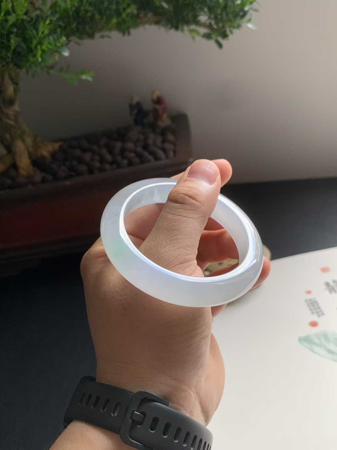 冰胶带色正圈翡翠手镯