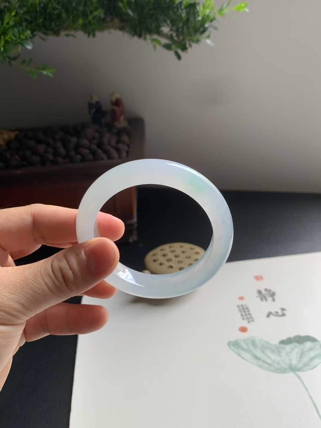冰胶带色正圈翡翠手镯