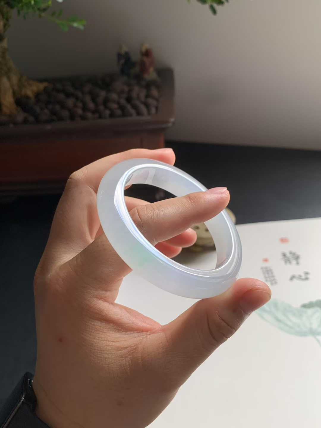 冰胶带色正圈翡翠手镯