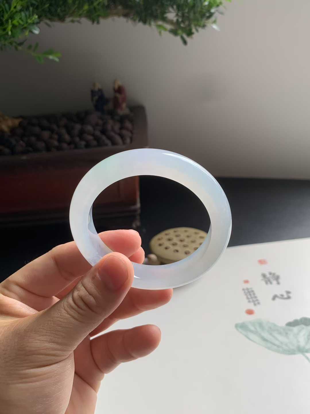 冰胶带色正圈翡翠手镯