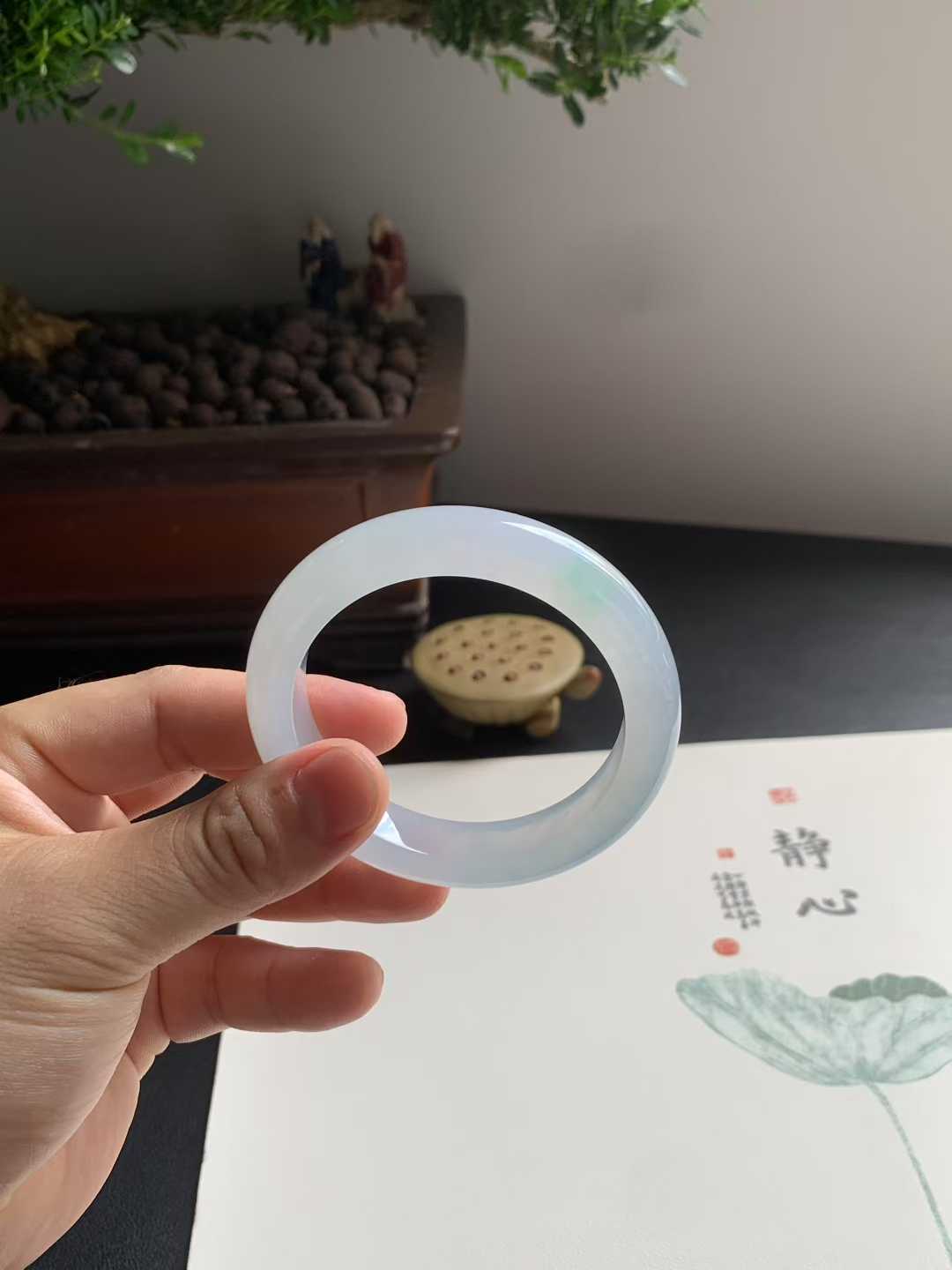 冰胶带色正圈翡翠手镯