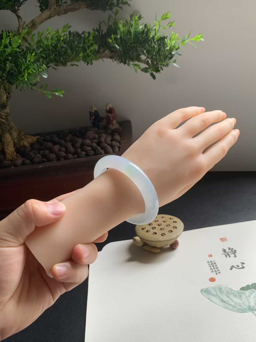 冰胶带色正圈翡翠手镯