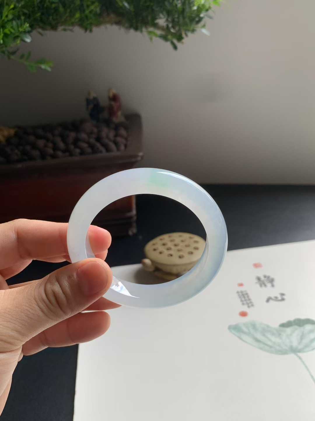 冰胶带色正圈翡翠手镯
