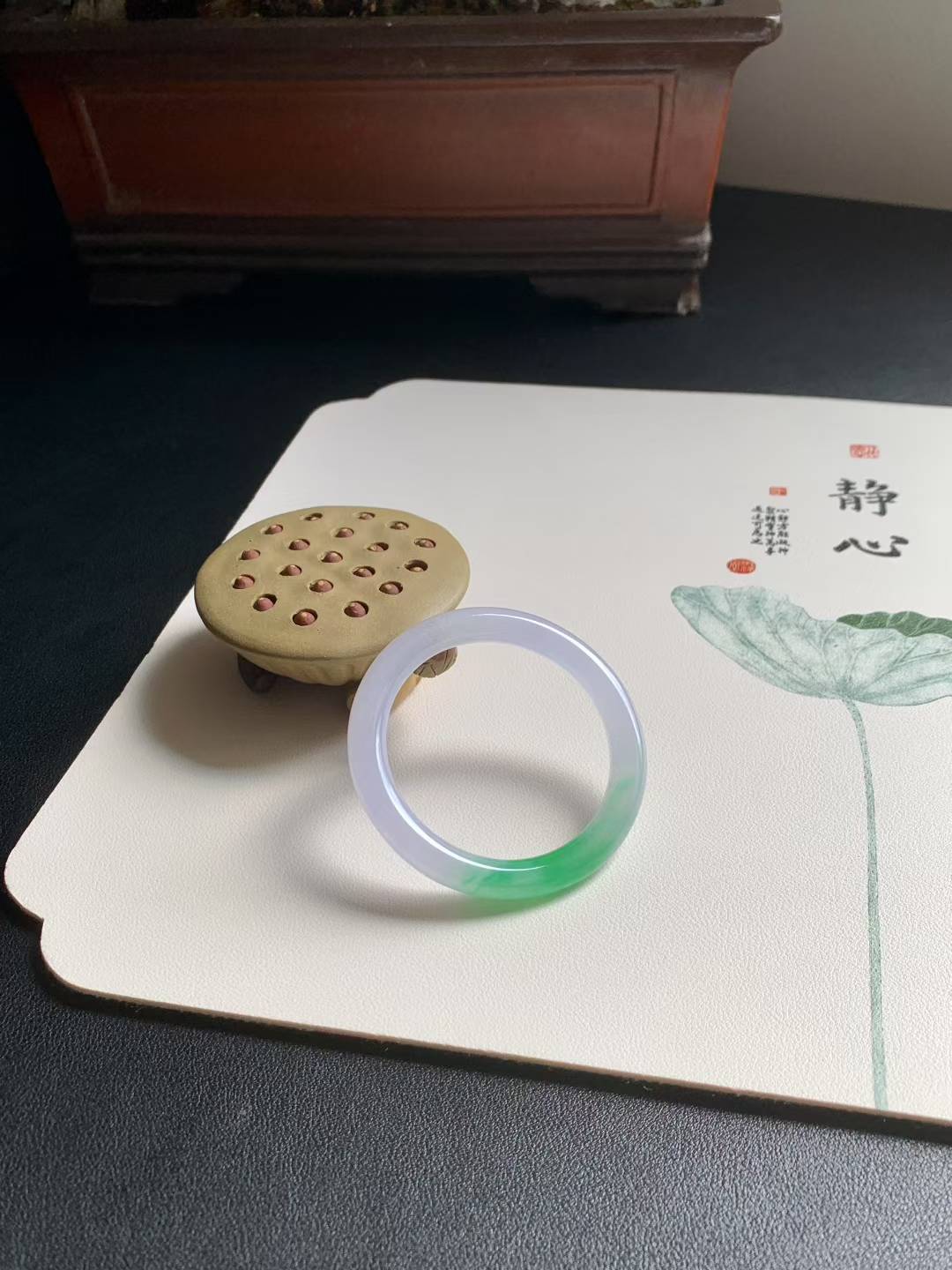 冰绿圆条翡翠手镯