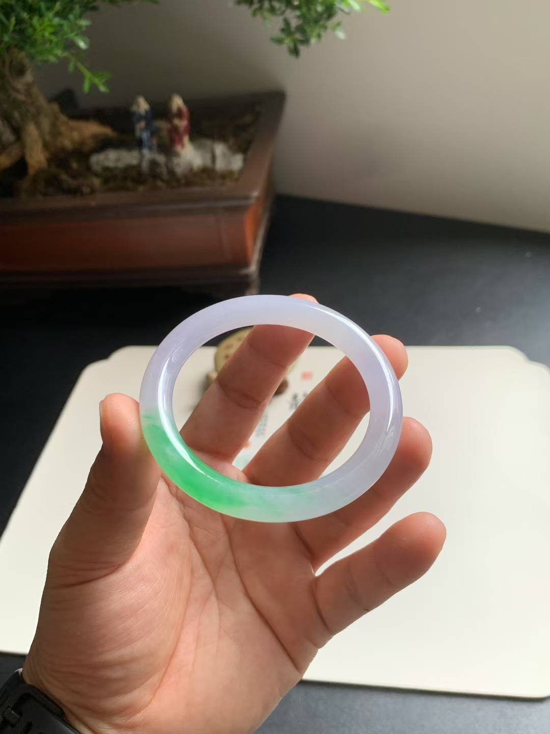 冰绿圆条翡翠手镯