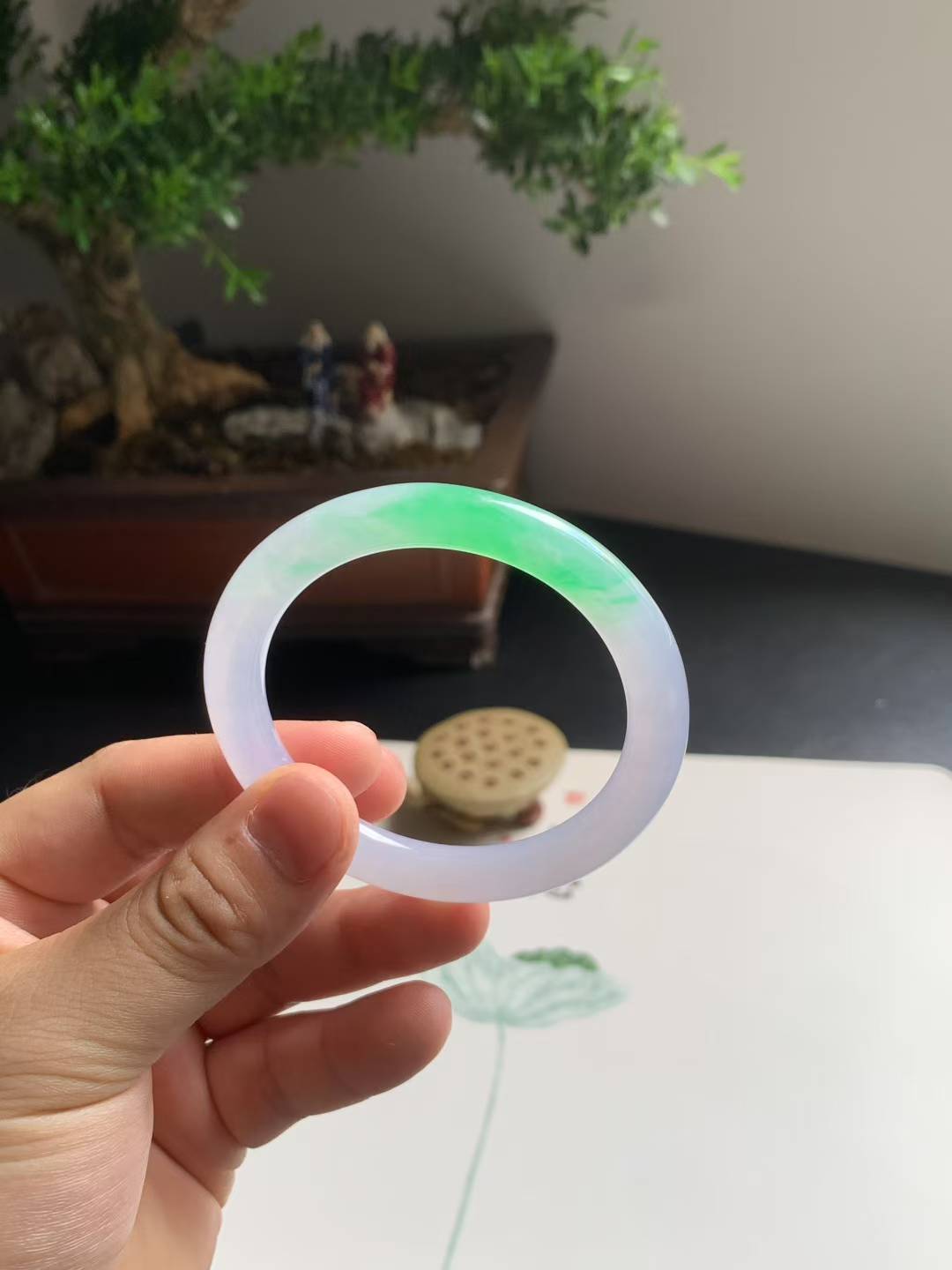冰绿圆条翡翠手镯