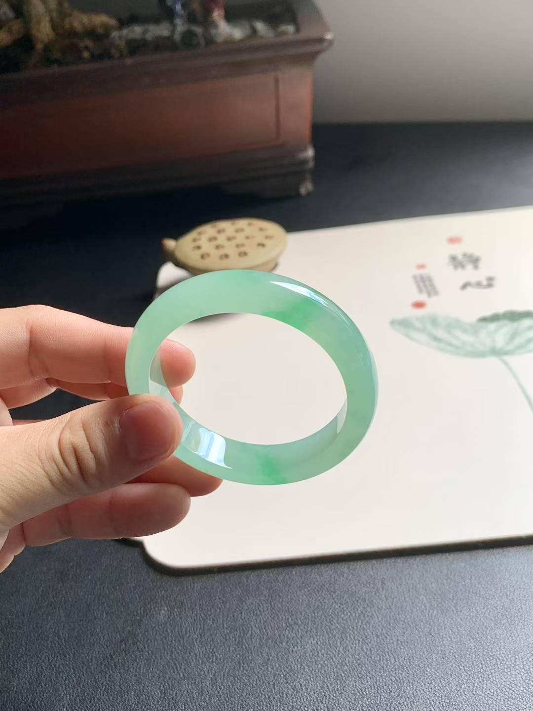 冰绿正圈翡翠手镯