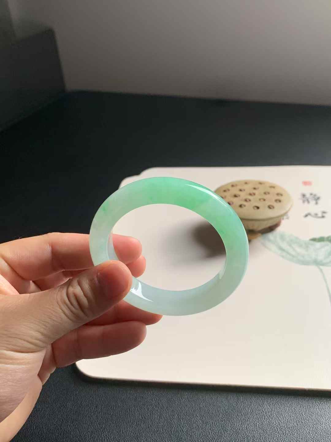 辣阳绿正圈翡翠手镯