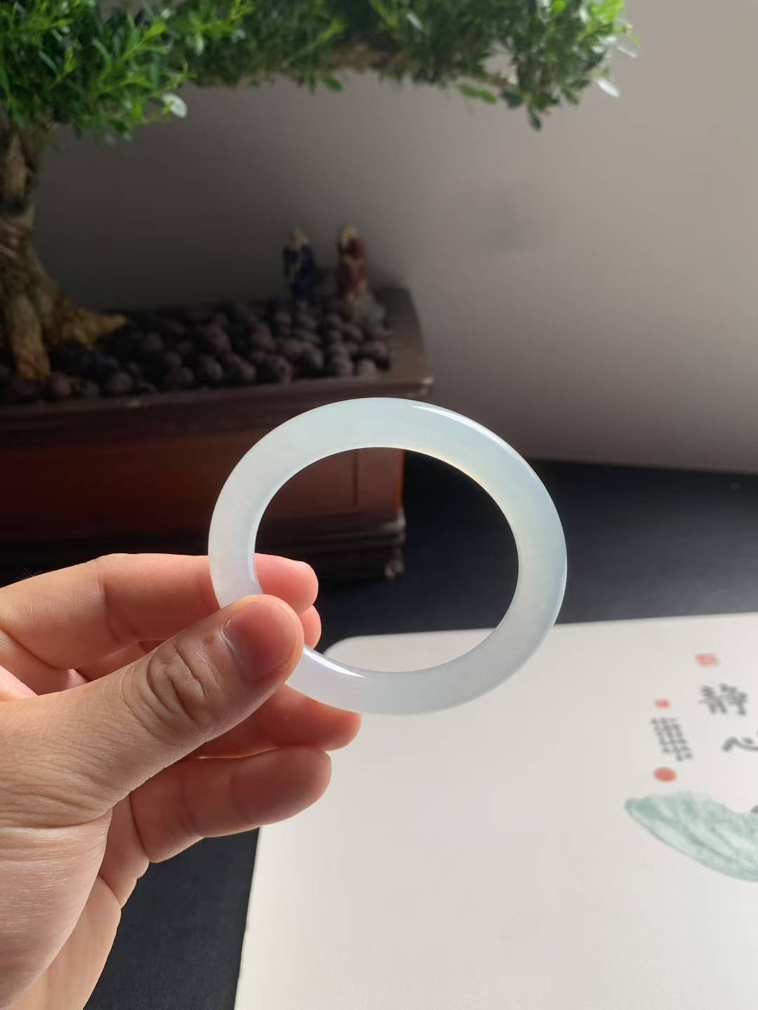 冰种晴底圆条翡翠手镯