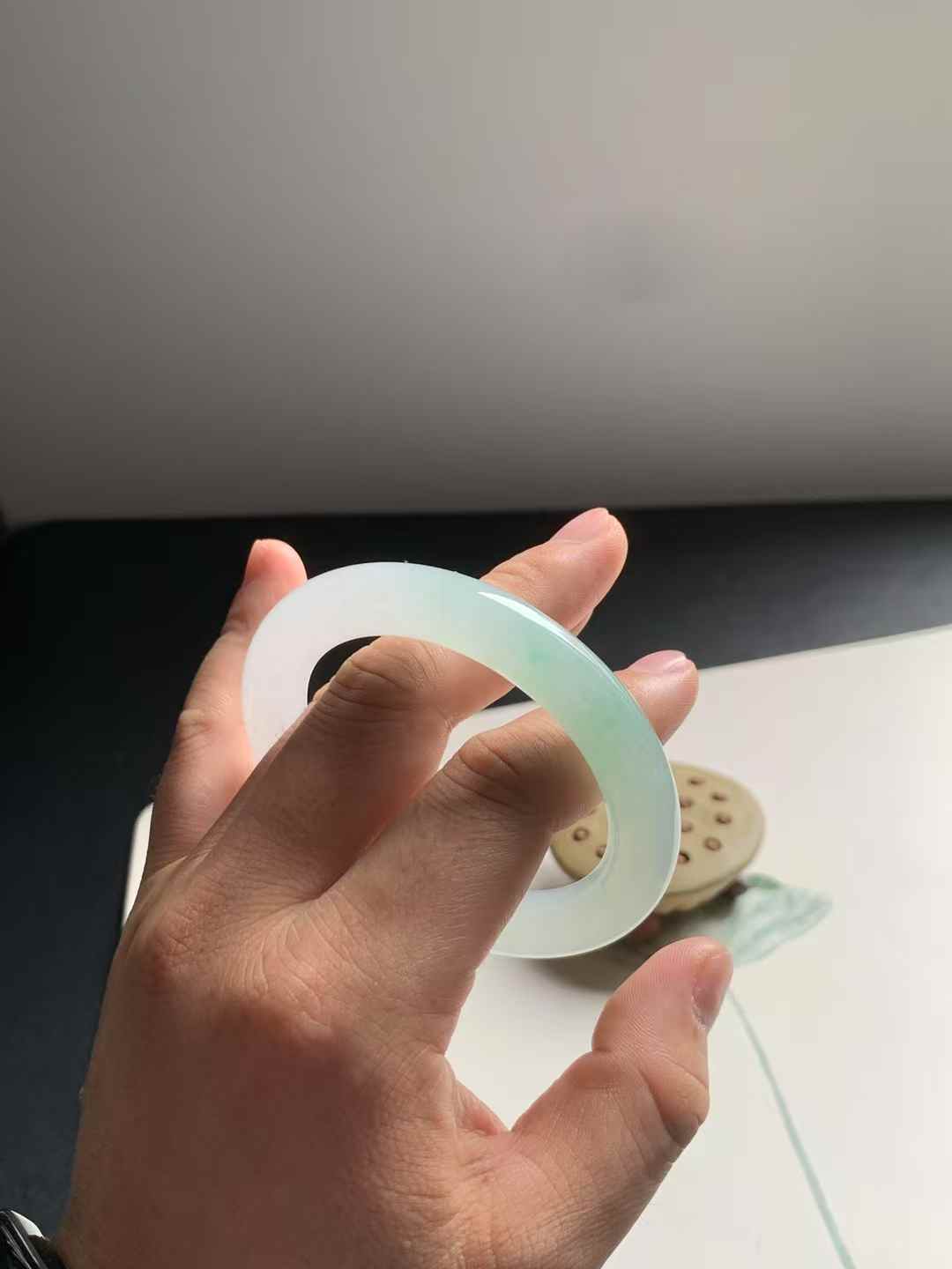 冰绿圆条翡翠手镯