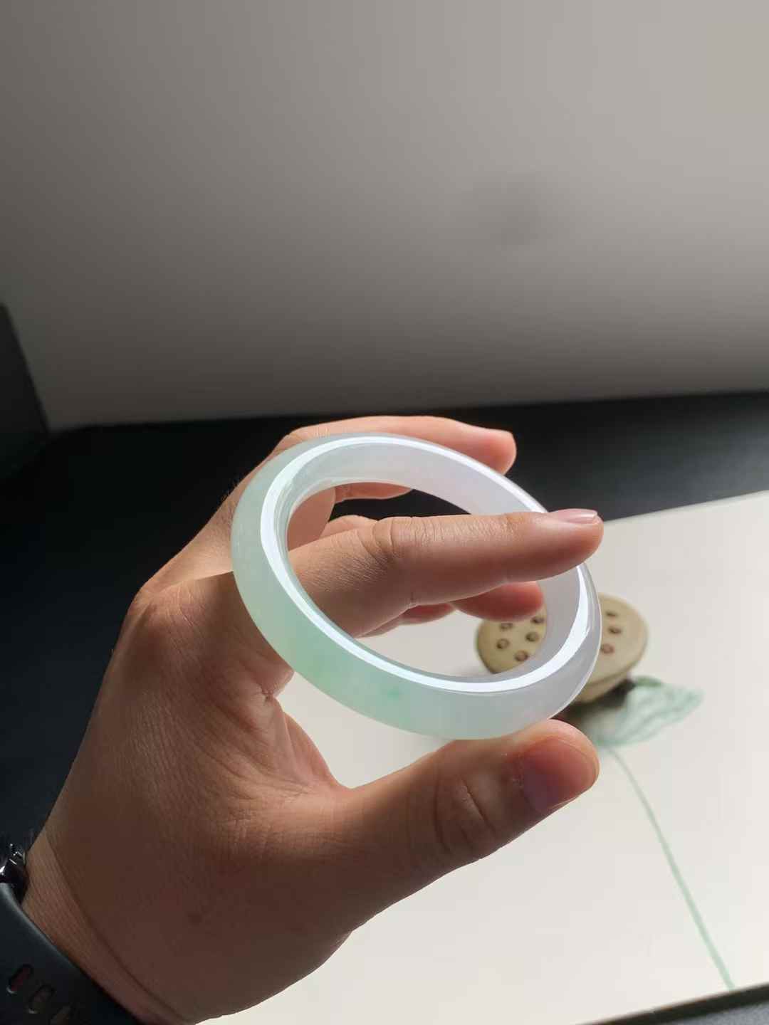 冰绿圆条翡翠手镯