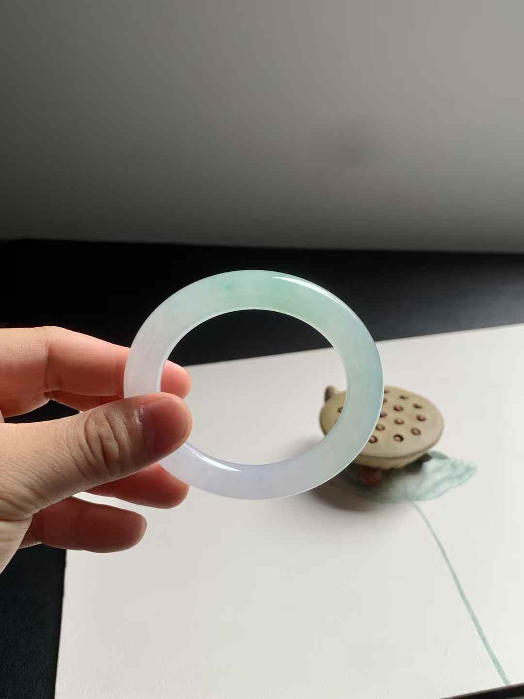 冰绿圆条翡翠手镯