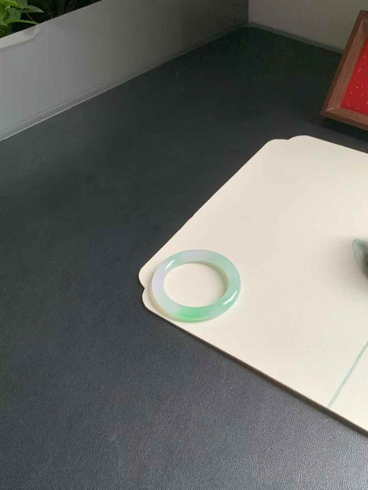 冰绿圆条翡翠手镯