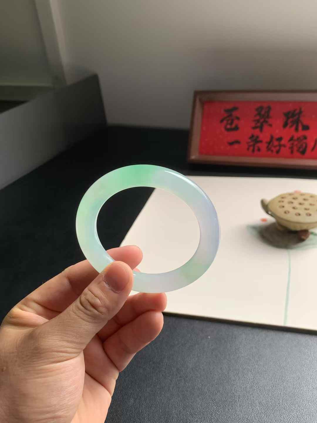 冰绿圆条翡翠手镯
