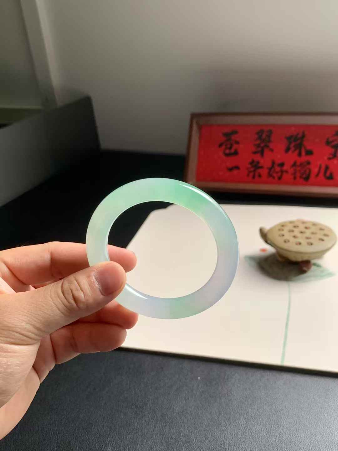 冰绿圆条翡翠手镯